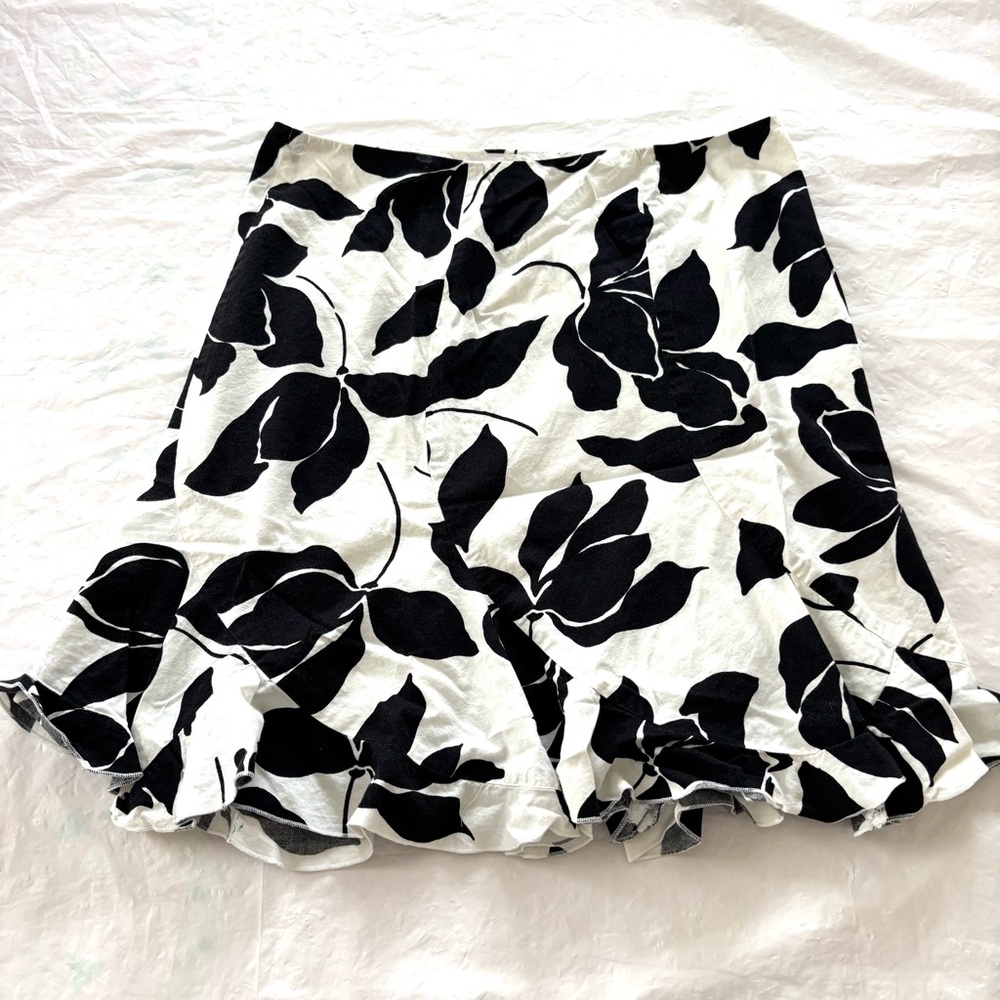 NWOT White House Black Market Black WhTE Leaf Print A-Line Ruffle Hem Skirt SZ 6 - Picture 3 of 10